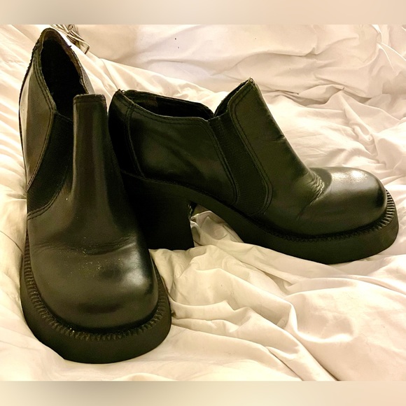 MIA black leather shoe, with a thick sole 1in and chunky heel 3in. - Picture 2 of 4